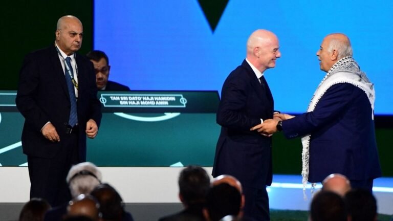 "Comment aurais-je pu prendre une photo avec une telle personne ?" : le président de la fédération palestinienne de football refuse de saluer son homologue israélien