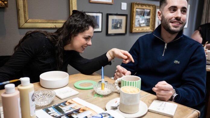 "Ici je pose mon téléphone pendant deux heures": les cafés céramique se multiplient dans toute la France, poussés par la mode du "fait main" sur les réseaux sociaux "Ici je pose mon téléphone pendant deux heures": les cafés céramique se multiplient dans toute la France, poussés par la mode du "fait main" sur les réseaux sociaux