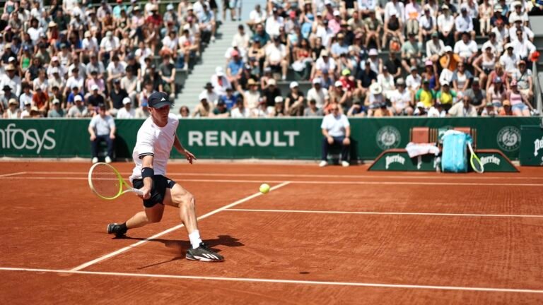 "Il a fallu que je change tout mon jeu" : comment la chaleur bouscule les certitudes des joueurs sur terre battue depuis le début de ce Roland-Garros 2026