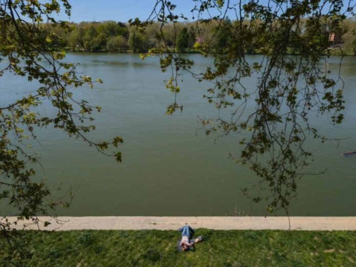 Sur les bords de la Garonne le 8 avril 2026 à Toulouse