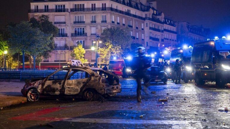 "Ils ont tiré des grenades sur des familles" : vives polémiques entre le gouvernement et les oppositions sur le maintien de l'ordre après le match du PSG