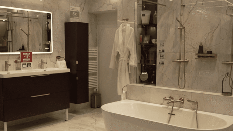 "La rapidité, le gain de temps, la consommation d'eau…" : les Français délaissent les baignoires au profit de la douche
