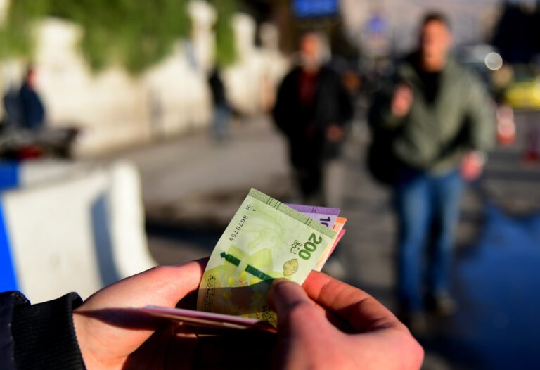"الحوالات الخارجية" في سوريا.. انتعاش مؤقت في موسم الأعياد مع غياب التأثير على الأسعار