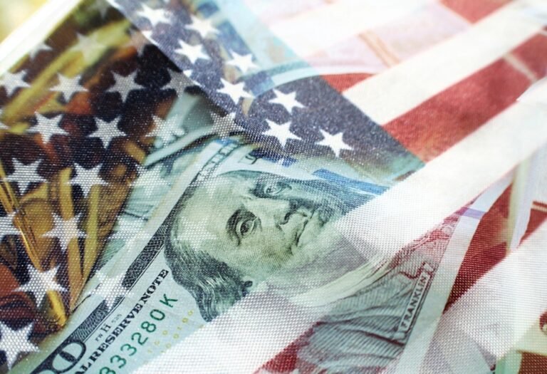 الدين الوطني الأمريكي يتجاوز 100% من الناتج المحلي الإجمالي: تحذيرات من "مسار قاتم"