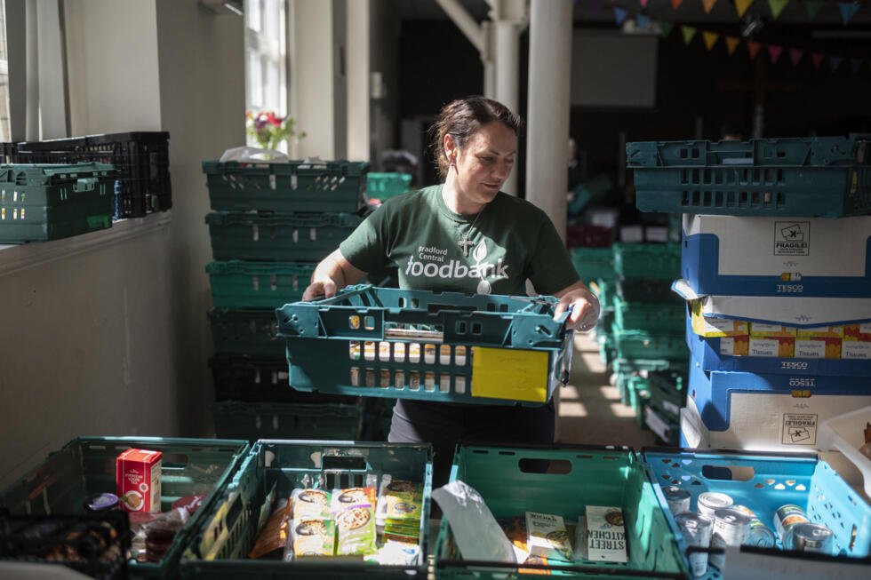 Des bénévoles préparent des colis alimentaires à Bradford, dans le nord de l’Angleterre, le 24 mai 2022