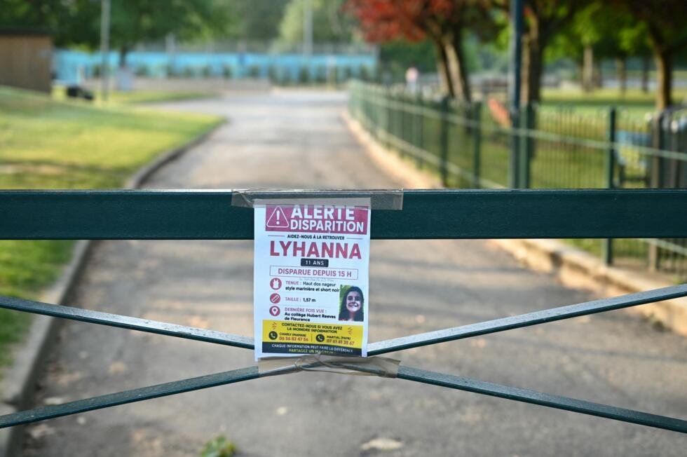 Une affiche signalant la disparition de Lyhanna, une collégienne de 11 ans, orne une barrière près d'une piscine à Fleurance, dans le sud-ouest de la France, le 1er juin 2026