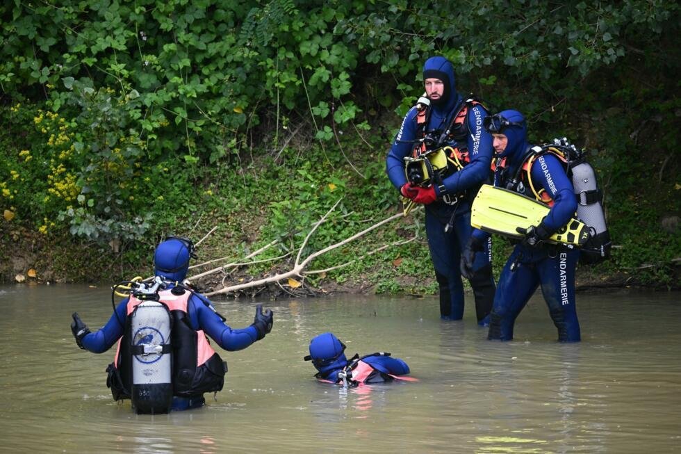 Des plongeurs de la Gendarmerie nationale française fouillent un étang lors d'une opération de recherche pour retrouver Lyhanna, 11 ans, portée disparue depuis le 29 mai 2026, à Fleurance, dans le sud