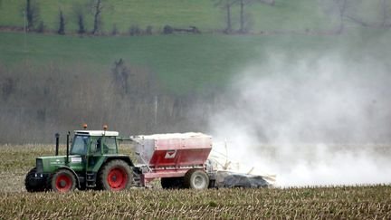 Un agriculteur traite ses champs à la chaux en février 2002 sur une culture en friche dans la campagne rennaise. (MARCEL MOCHET / AFP)