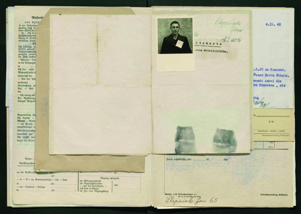 Le dossier d'exécution du Polonais Jan Stepniak. Reconnu coupable de "dénigrement du peuple allemand", il a été condamné à mort et décapité le 2 novembre 1942.
