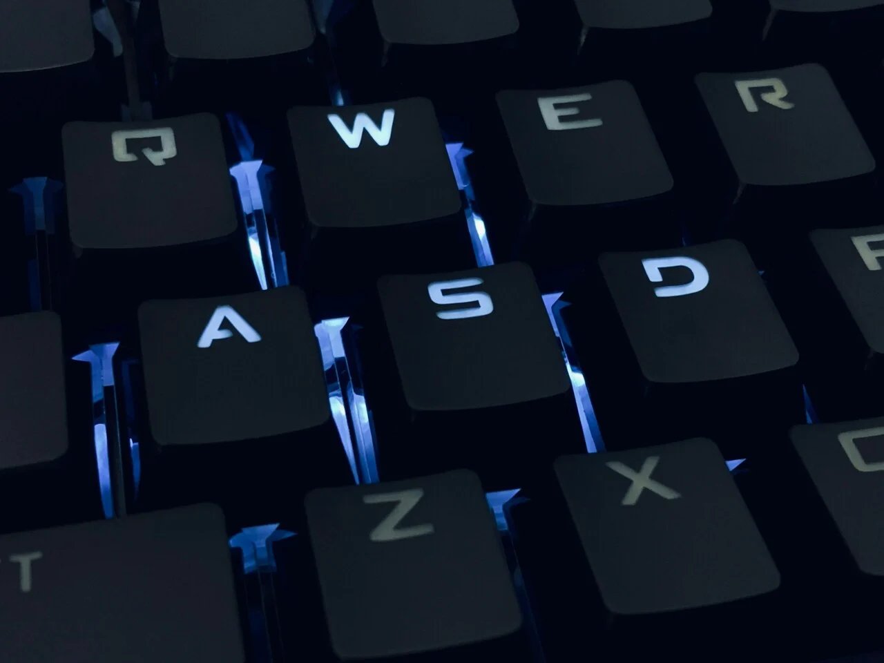 Illustration de la cybersécurité avec des lignes de code sur un écran