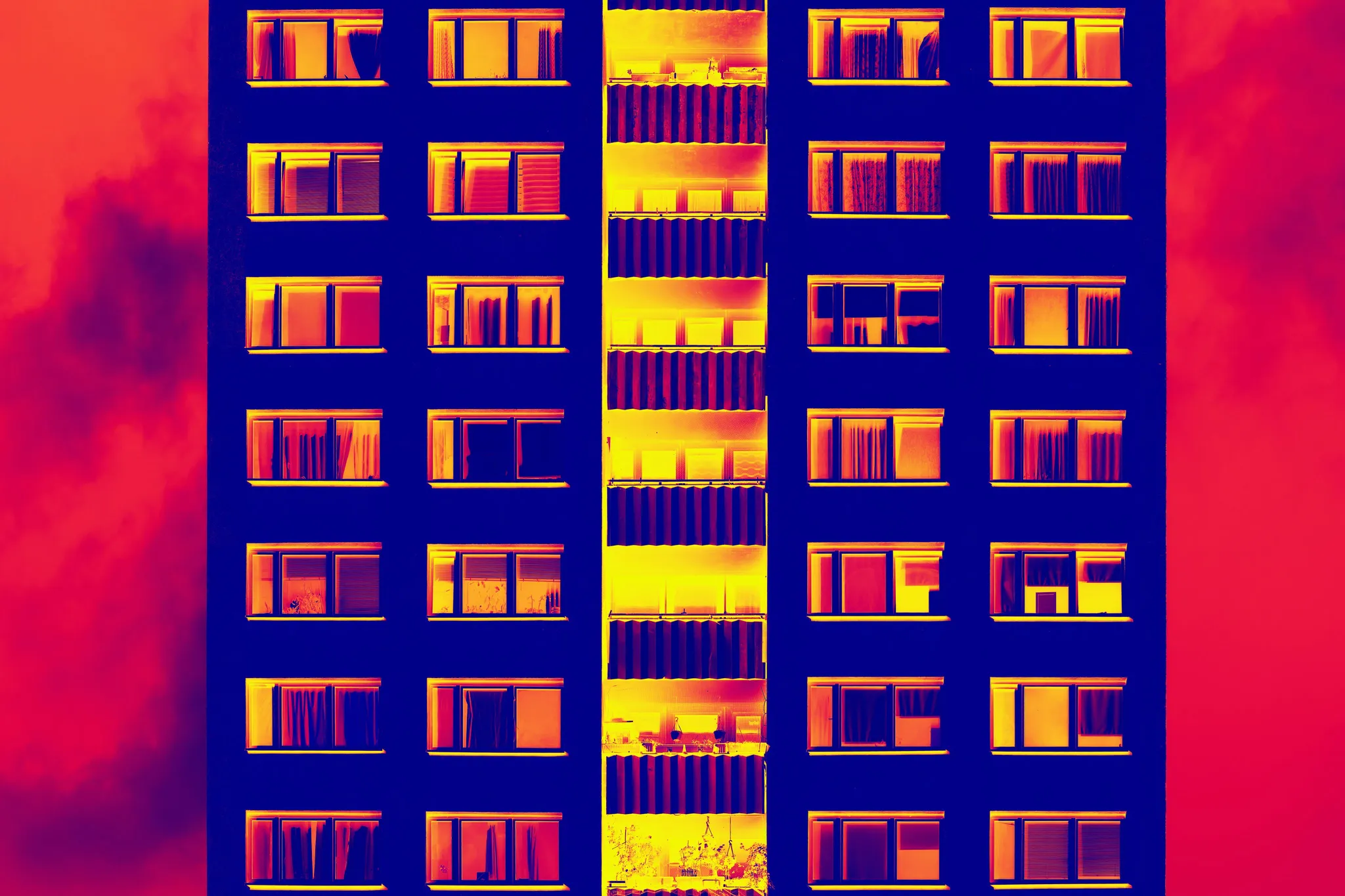 Analyse thermique infrarouge d'une façade moderne , visant à vérifier l'isolation thermique . Berlin  29/07/2023