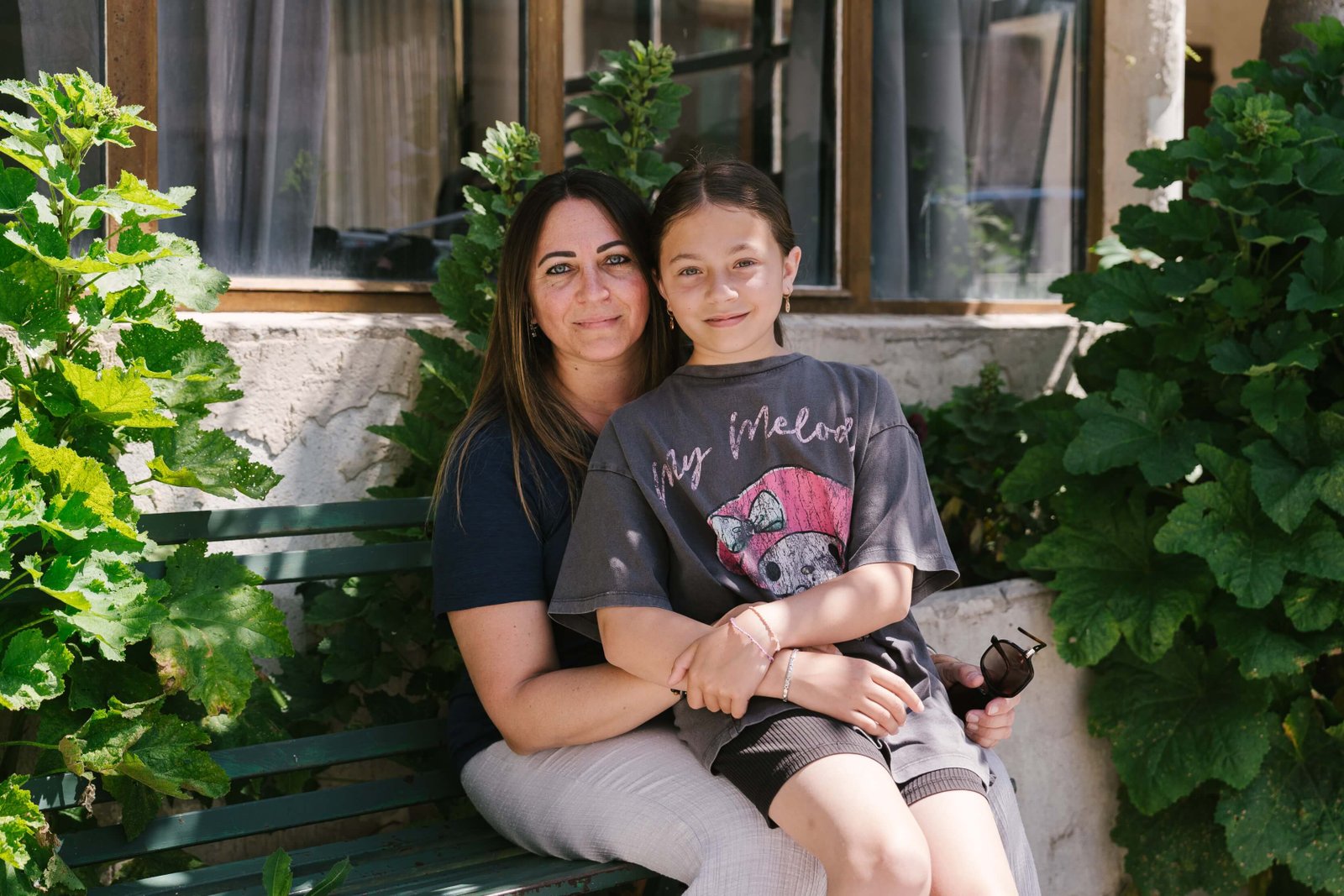 Cécile Capuani et sa fille sont de fidèles utilisatrices de la voiture partagée. La famille a même pu revendre son deuxième véhicule. (PAULINE GAUER / FRANCEINFO)