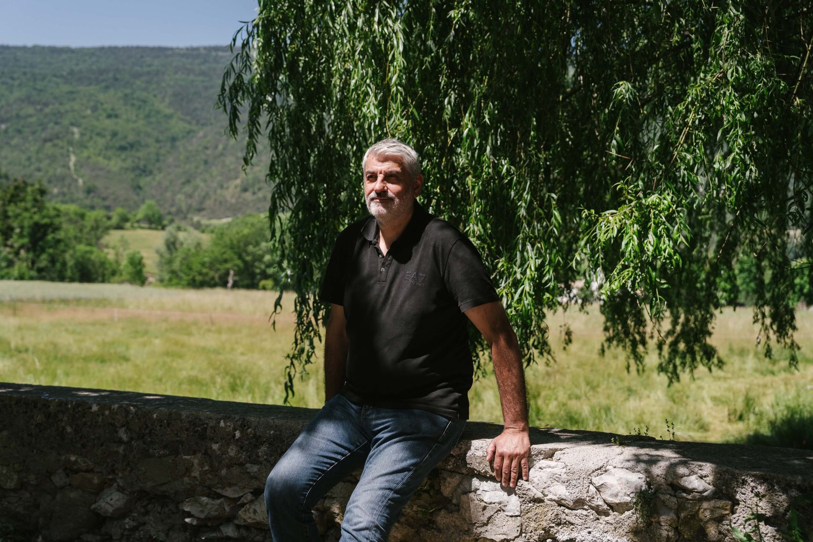 Christophe Iacobbi, le maire du village d’Allons, que cinq kilomètres séparent de la gare d’Allons-Argens. (PAULINE GAUER / FRANCEINFO)