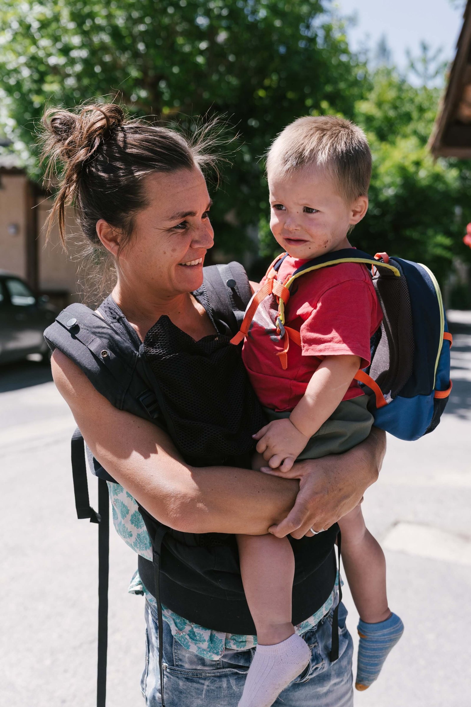 Eugénie utilise de temps en temps le véhicule électrique partagé pour transporter ses enfants en dehors de ce village isolé. (PAULINE GAUER / FRANCEINFO)