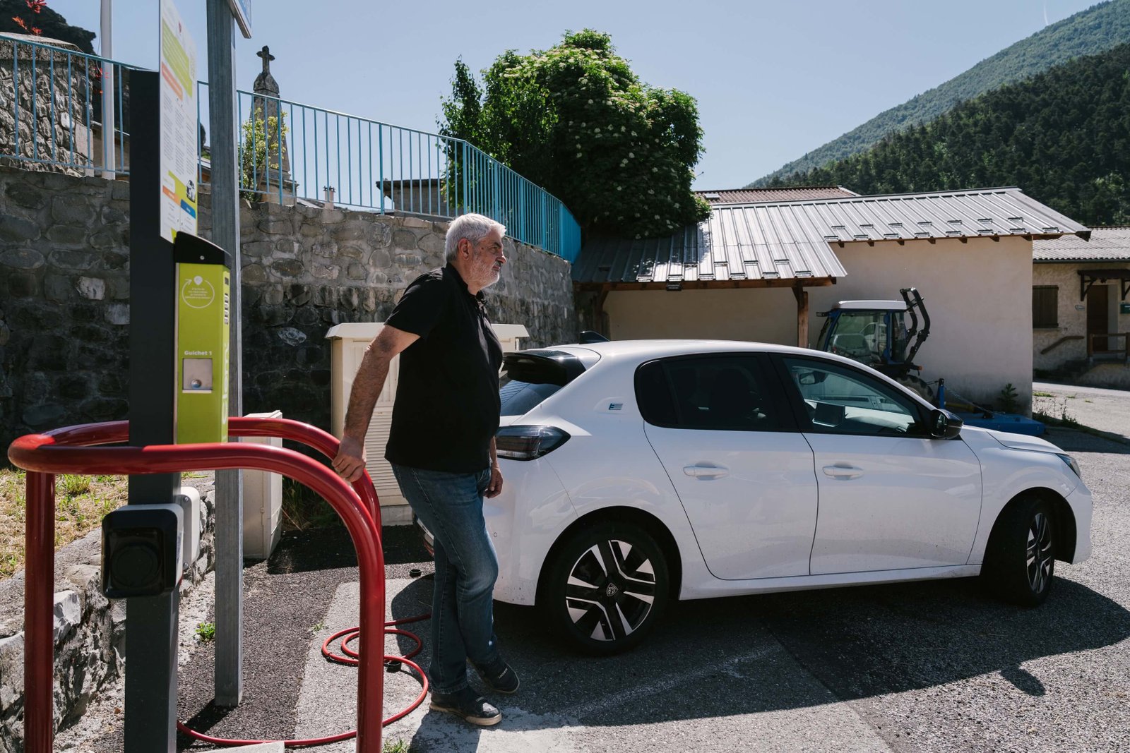 Les habitants d’Allons peuvent louer la voiture électrique pour 9 euros la journée. (PAULINE GAUER / FRANCEINFO)