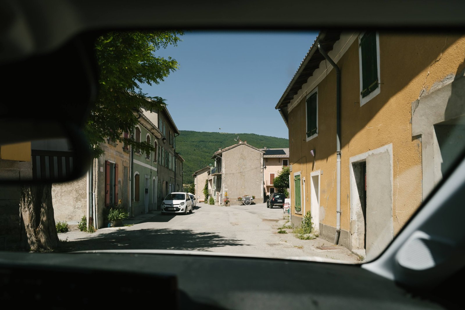 La Peugeot 208 électrique s’est progressivement fait une place dans la vie du village. (PAULINE GAUER / FRANCEINFO)