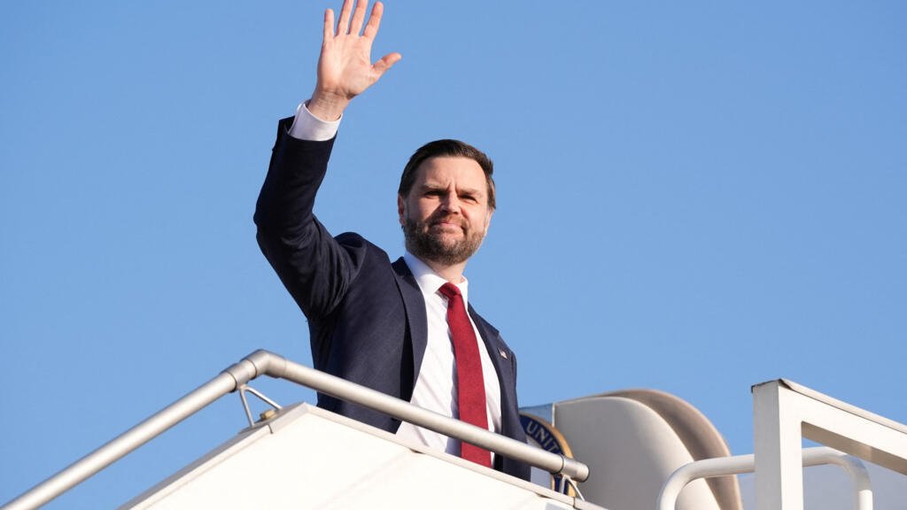 Le vice-président américain J.D. Vance salue la foule à bord d'Air Force Two, après des pourparlers de paix avec l'Iran à Islamabad, au Pakistan, le 12 avril 2026