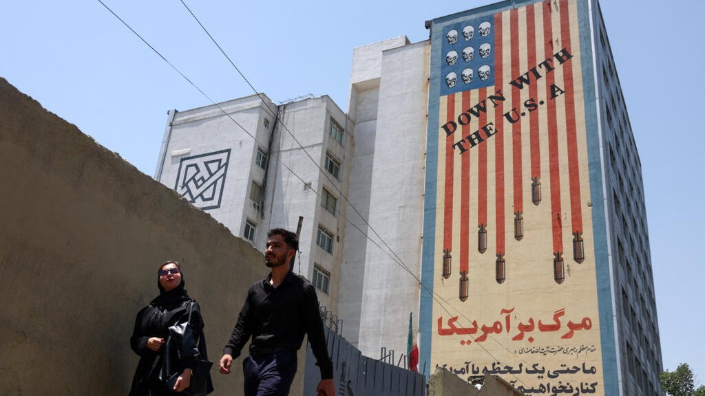 Un mur anti-États-Unis à Téhéran, en Iran, dimanche 28 juin 2026.