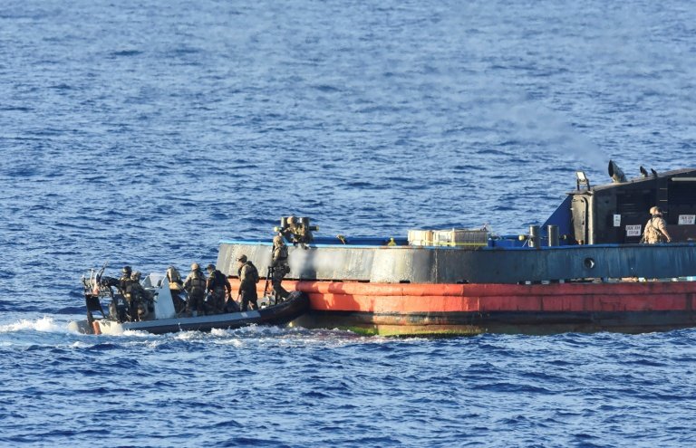 Image fournie par la Marine nationale le 14 février 2026 d'un navire arraisonné pour trafic de cocaïne lors d'une opération de la Marine nationale en mer, en Polynésie française (Marine Nationale/AFP/Archives - Handout)