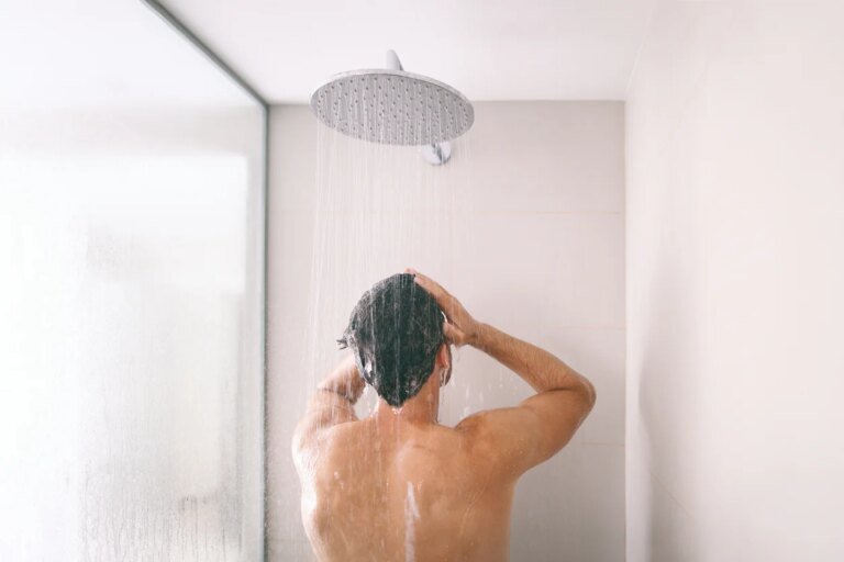 5 endroits de votre douche que vous oubliez de nettoyer (et qui sont de véritables nids à bactéries !)