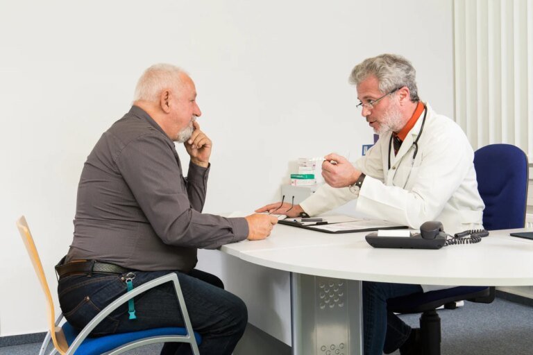 5 examens de santé que les hommes négligent trop souvent après 50 ans (et qui peuvent sauver leur vie)
