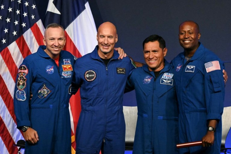 (g-d) Le commandant de la Nasa Randy Bresnik, le pilote astronaute de l'ESA Luca Parmitano, le spécialiste de mission astronautique de la Nasa Frank Rubio et le spécialiste de mission astronautique de la Nasa Andre Douglas lors d'une conférence de presse annonçant la composition de l'équipage de la mission Artemis III au Centre spatial Johnson de la Nasa à Houston, au Texas, le 9 juin 2026 (AFP - RONALDO SCHEMIDT)