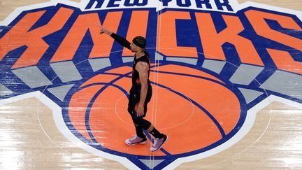 Josh Hart dans le logo des Knicks contre les Cleveland Cavaliers, le 21 mai 2026. (PAMELA SMITH / GETTY IMAGES NORTH AMERICA / AFP)