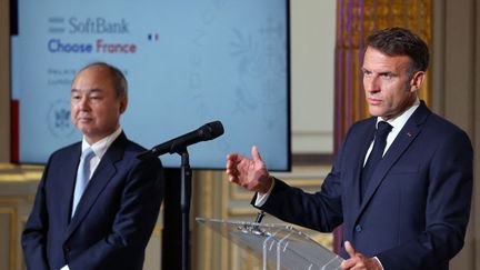 Emmanuel Macron et le PDG du groupe japonais SoftBank, Masayoshi Son, à l'Elysée, le 1er juin 2026. (LUDOVIC MARIN / AFP)