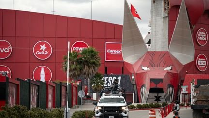Un véhicule de la guarde nationale mexicaine devant le stade Caliente de Tijuana le 29 mai 2026 (GUILLERMO ARIAS / AFP)