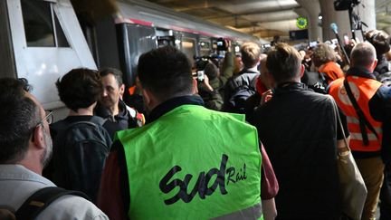 Un syndicaliste SUD-Rail, en gare d'Austerlitz (Paris), le 15 avril 2025. (BRUNO LEVESQUE / MAXPPP)
