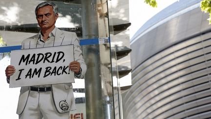Une peinture de José Mourinho devant le stade du Real Madrid, le Santiago-Bernabeu, le 21 mai 2026. (OSCAR DEL POZO / AFP)