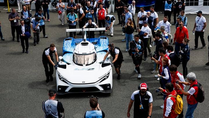 La Toyota TR LH2 présentée aux 24 Heures du Mans, le 11 juin 2026. (JULIEN DELFOSSE / AFP)