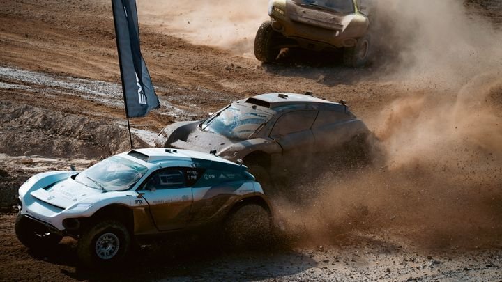 Des buggys à hydrogènes participant à la compétition Extreme H, le 30 septembre 2025 à Qiddiya en Arabie saoudite. (FIA / Extreme H)