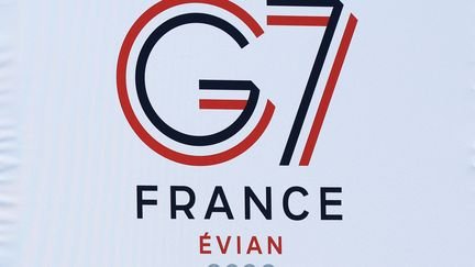 Un panneau annonce le Sommet du G7 à Evian-les-Bains le 14 juin 2026 (LUDOVIC MARIN / AFP)