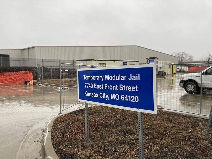 Une prison ressemblant à un grand entrepôt, sans fenêtres (Kansas City Star / Tribune News Service / Getty Images)