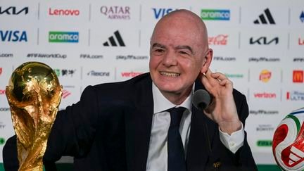 Le président de la FIFA Gianni Infantino en présence du trophée du Mondial, à une conférence de presse la veille du match d'ouverture de la Coupe du Monde 2026, le 10 juin à Mexico au Mexique. (ALFREDO ESTRELLA / AFP)