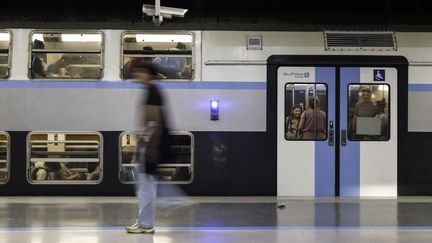 Des passagers attendent sur le quai, à la Gare du Nord, à Paris, le 25 mai 2026. (ERIC BRONCARD / HANS LUCAS / AFP)