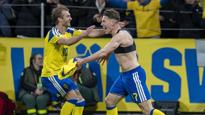 La joie de Viktor Gyökeres et de Benjamin Nygren lors de la qualification de la Suède pour la Coupe du monde, après le barrage contre la Pologne, à Solna, le 31 mars 2026. (SIPA)