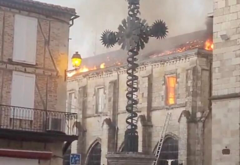 À Condom, des livres du XVIe siècle ravagés par l’incendie du cloître