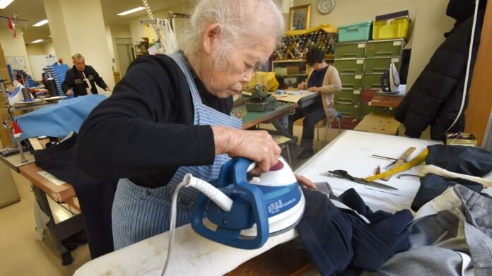 À Tokyo, un nouveau salon de thé n’embauche que les plus de 70 ans À Tokyo, un nouveau salon de thé n’embauche que les plus de 70 ans