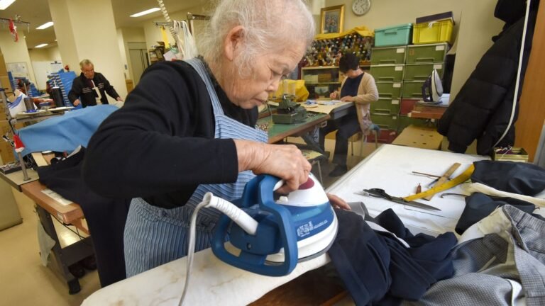 À Tokyo, un nouveau salon de thé n’embauche que les plus de 70 ans