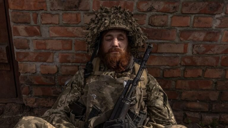 Après quatre ans de guerre, les premiers soldats ukrainiens s'apprêtent enfin à être démobilisés