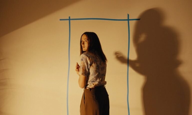 « Backrooms » : Kane Parsons transforme la creepypasta en cauchemar existentiel