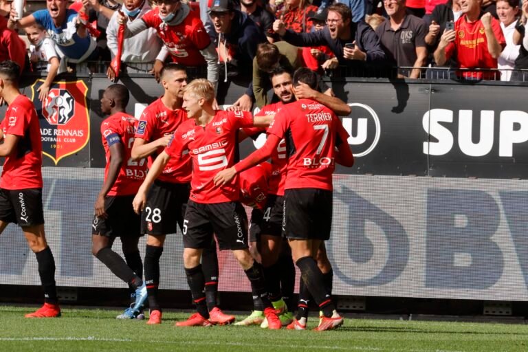 Cagoulé et armé d’un couteau, un joueur pro du Stade Rennais condamné après avoir racketté des passants dans la rue