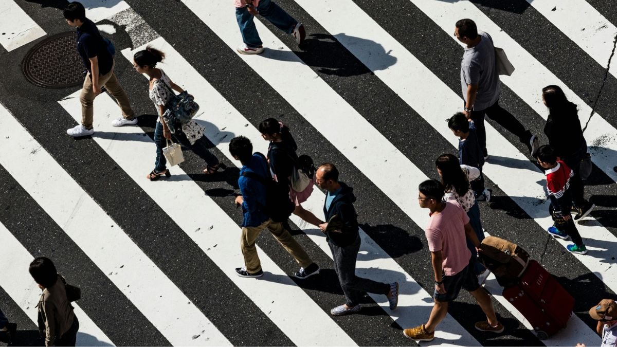 Ce réflexe étrange pousse les humains à marcher dans le sens inverse des aiguilles d'une montre Ce réflexe étrange pousse les humains à marcher dans le sens inverse des aiguilles d'une montre