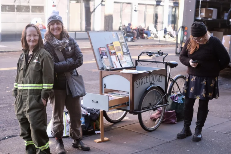 Cette bibliothèque à vélo distribue livres et sacs de couchages aux sans-abri