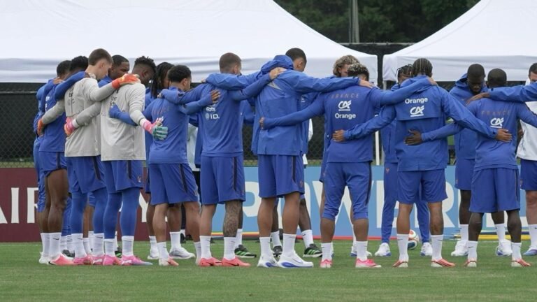 Coupe du monde : recueillement et match d'entraînement sous la pluie pour les Bleus au lendemain de la victoire contre l'Irak