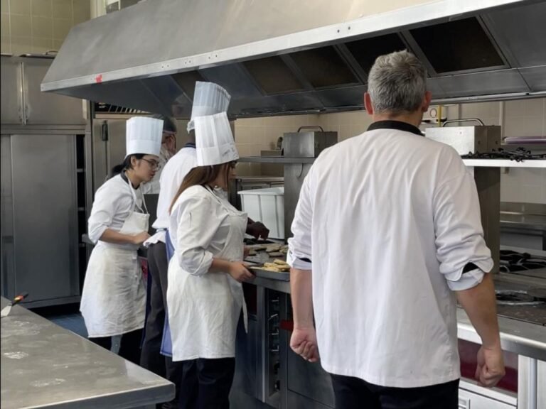 Cuisiner comme nos ancêtres : des élèves testent les recettes de la préhistoire