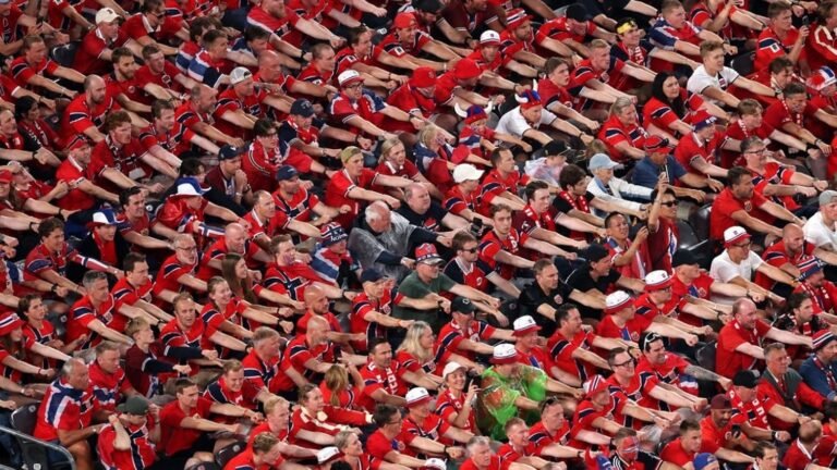 De New York à Oslo, le "viking row" des supporters norvégiens est devenu la chorégraphie de la Coupe du monde