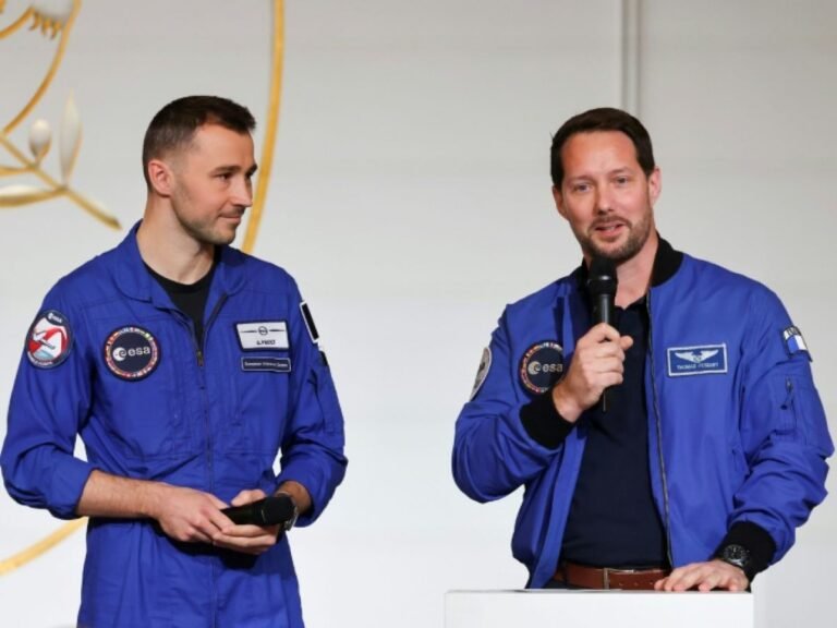 Deux Français dans l'espace en 2027 pour une "première mondiale"